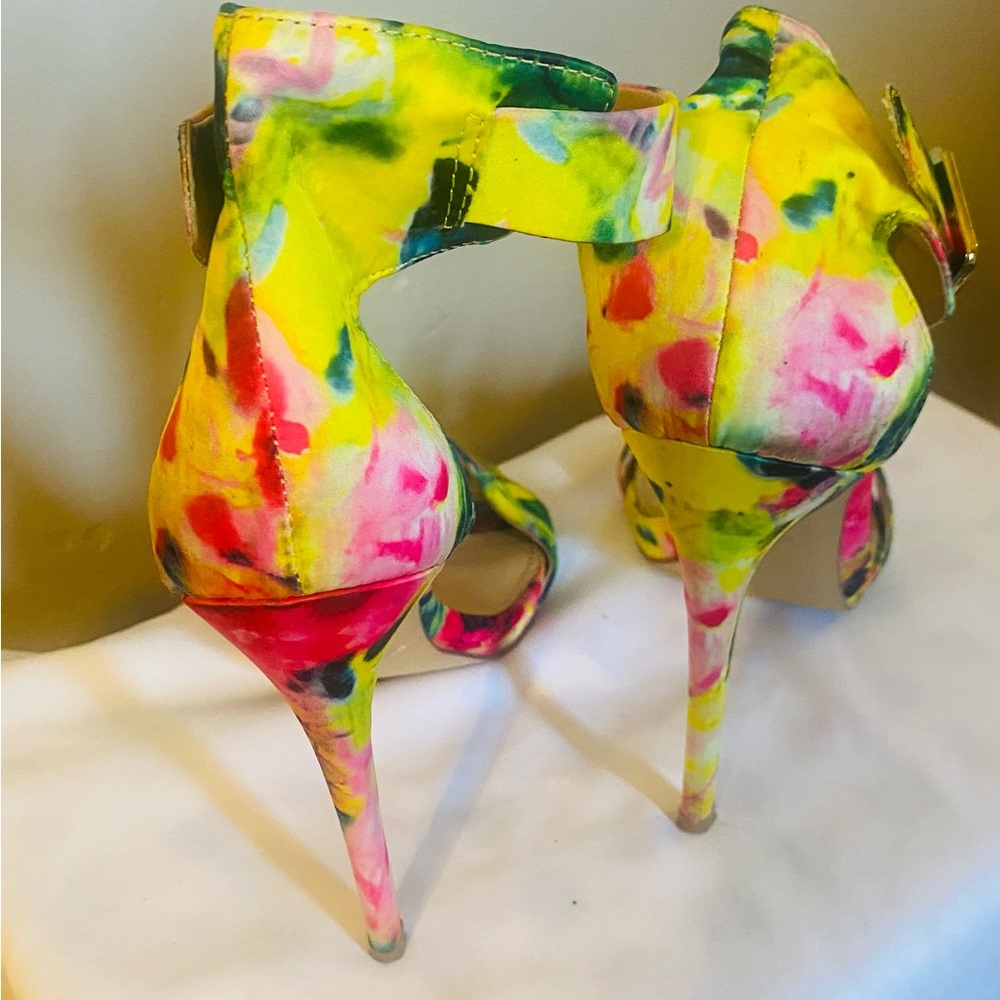 Steven Madden floral sandals - Picture 2 of 3